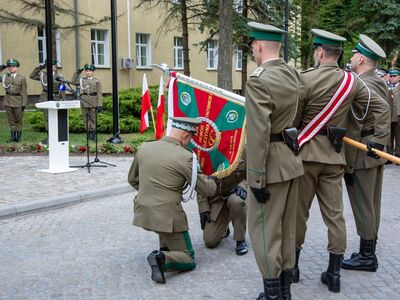 Komendant Warmińsko-Mazurskiego Oddziału Straży Granicznej przy sztandarze i poczcie sztandarowym Komendant Warmińsko-Mazurskiego Oddziału Straży Granicznej przy sztandarze i poczcie sztandarowym