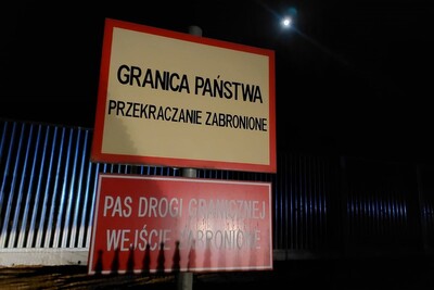 Tablice informacyjna z napisami granica państwa przekraczanie zabronione, pas drogi granicznej wejście zabronione Tablice informacyjna z napisami granica państwa przekraczanie zabronione, pas drogi granicznej wejście zabronione