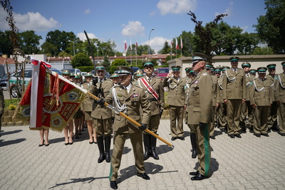Ustępujący Komendant Bieszczadzkiego OSG stoi obok nowego Komendanta BIOSG, który trzyma sztandar Ustępujący Komendant Bieszczadzkiego OSG stoi obok nowego Komendanta BIOSG, który trzyma sztandar