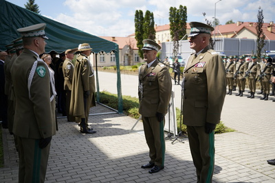 Komendant Główny SG, ustępujący Komendant Bieszczadzkiego OSG z nowym Komendantem BIOSG podczas uroczystości zmiany na stanowisku Komendanta Bieszczadzkiego OSG Komendant Główny SG, ustępujący Komendant Bieszczadzkiego OSG z nowym Komendantem BIOSG podczas uroczystości zmiany na stanowisku Komendanta Bieszczadzkiego OSG
