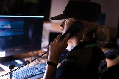 Funkcjonariuszka SG rozmawia przez telefon Funkcjonariuszka SG rozmawia przez telefon