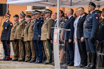 Uczestnicy obchodów Święta Służby Ochrony Państwa stoją na trybunie honorowej Uczestnicy obchodów Święta Służby Ochrony Państwa stoją na trybunie honorowej