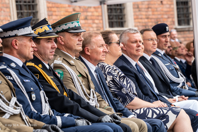 Uczestnicy obchodów Święta Służby Ochrony Państwa siedzą na trybunie honorowej Uczestnicy obchodów Święta Służby Ochrony Państwa siedzą na trybunie honorowej
