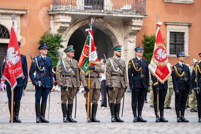 Poczty sztandarowe stoją podczas obchodów Święta Służby Ochrony Państwa Poczty sztandarowe stoją podczas obchodów Święta Służby Ochrony Państwa