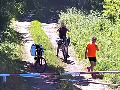 Dwóch rowerzystów przed szlabanem Dwóch rowerzystów przed szlabanem