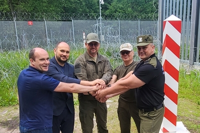 Komendant Główny SG wraz innymi uczestnikami spotkania przy słupie granicznym Komendant Główny SG wraz innymi uczestnikami spotkania przy słupie granicznym
