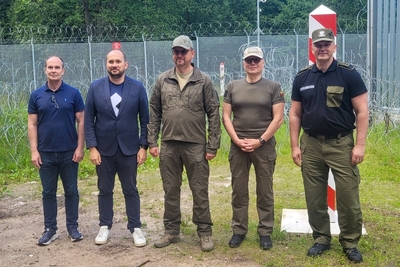 Komendant Główny SG wraz innymi uczestnikami spotkania w tle słup graniczny i infrastruktura graniczna Komendant Główny SG wraz innymi uczestnikami spotkania w tle słup graniczny i infrastruktura graniczna