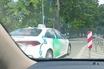 Pojazd stoi przed innym pojazdem Pojazd stoi przed innym pojazdem