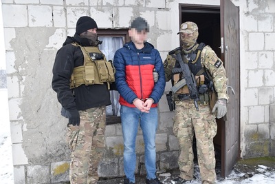 Funkcjonariusze z zatrzymanymi członkami grupy przestępczej Funkcjonariusze z zatrzymanymi członkami grupy przestępczej