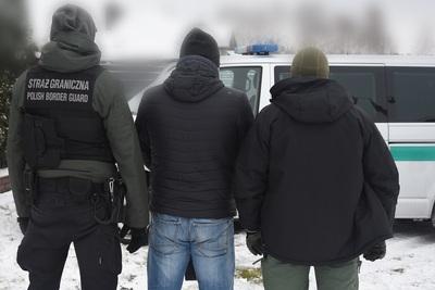 Funkcjonariusze z zatrzymanymi członkami grupy przestępczej 