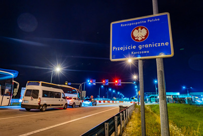 Znak z napisem przejście graniczne w tle infrastruktura drogowego przejścia granicznego Znak z napisem przejście graniczne w tle infrastruktura drogowego przejścia granicznego