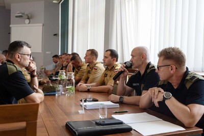 Uczestnicy wizyty Komisji Administracji i Spraw Wewnętrznych na Podkarpaciu siedzą przy stole Uczestnicy wizyty Komisji Administracji i Spraw Wewnętrznych na Podkarpaciu siedzą przy stole