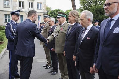 Funkcjonariusz Straży Granicznej otrzymuje odznaczenie Funkcjonariusz Straży Granicznej otrzymuje odznaczenie