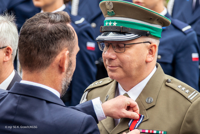 Funkcjonariusz Straży Granicznej otrzymuje odznaczenie Funkcjonariusz Straży Granicznej otrzymuje odznaczenie