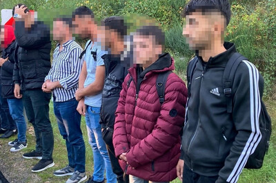 Zatrzymani cudzoziemcy stoją w szeregu Zatrzymani cudzoziemcy stoją w szeregu