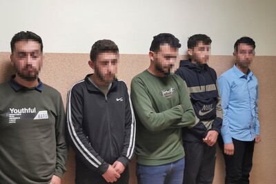Zatrzymani cudzoziemcy stoją w szeregu Zatrzymani cudzoziemcy stoją w szeregu
