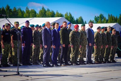 Trzech żołnierzy Wojska Polskiego, w tle Sekretarz Stanu MSWiA Czesław Mroczek przemawia podczas inauguracji operacji "Bezpieczne Podlasie" Uczestnicy inauguracji operacji &amp;quot;Bezpieczne Podlasie&amp;quot;