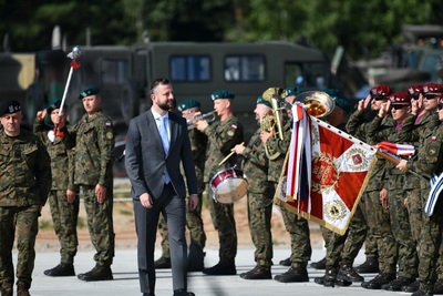 Minister Obrony Narodowej przy Sztandarze Wojska Polskiego podczas inauguracji operacji "Bezpieczne Podlasie" Minister Obrony Narodowej przy Sztandarze Wojska Polskiego podczas inauguracji operacji &quot;Bezpieczne Podlasie&quot;