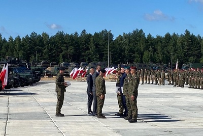 Uczestnicy inauguracji operacji "Bezpieczne Podlasie" na tle sprzętu wojskowego Uczestnicy inauguracji operacji &quot;Bezpieczne Podlasie&quot; na tle sprzętu wojskowego