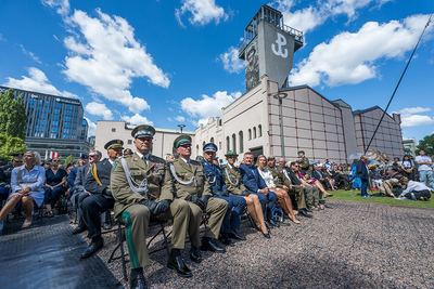 Uczestnicy obchodów siedzą przed na placu przed siedzibą Muzeum Powstania Warszawskiego Uczestnicy obchodów siedzą przed na placu przed siedzibą Muzeum Powstania Warszawskiego