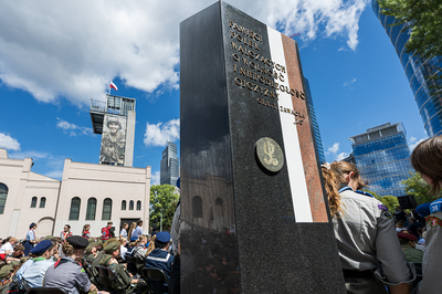 Na pierwszym planie monument upamiętniający Polki walczące o wolność i niepodległość Ojczyzny , w tle uczestnicy 80. rocznicy wybuchu Powstania Warszawskiego Na pierwszym planie monument upamiętniający Polki walczące o wolność i niepodległość Ojczyzny , w tle uczestnicy 80. rocznicy wybuchu Powstania Warszawskiego