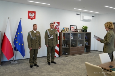 Komendant Główny Straży Granicznej wraz z Komendantem Warmińsko-Mazurskiego Oddziału Straży Granicznej obok flag Polski i Unii Europejskiej Komendant Główny Straży Granicznej wraz z Komendantem Warmińsko-Mazurskiego Oddziału Straży Granicznej obok flag Polski i Unii Europejskiej