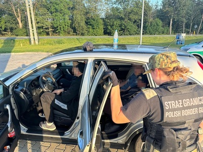 Funkcjonariusze polsko - niemieckiego patrolu w trakcie kontroli pojazdu Funkcjonariusze polsko - niemieckiego patrolu w trakcie kontroli pojazdu
