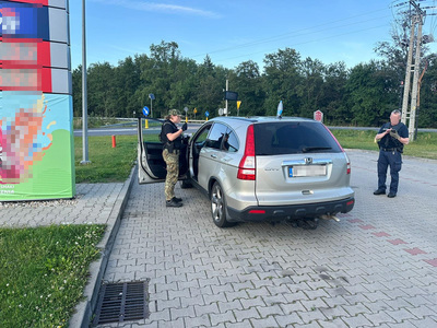 Funkcjonariusze polsko - niemieckiego partrolu SG w trakcie kontroli pojazdu 