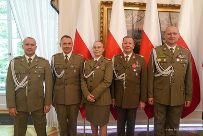 Zdjęcie grupowe uczestników uroczystości wręczenia odznaczeń państwowych nadanych przez Prezydenta RP Zdjęcie grupowe uczestników uroczystości wręczenia odznaczeń państwowych nadanych przez Prezydenta RP