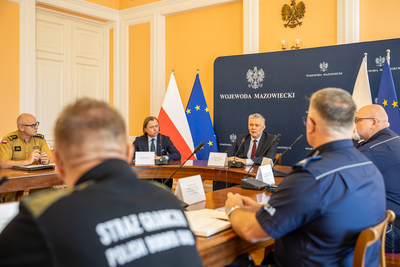 Uczestnicy odprawy szefów służb z MSWiA siedzą przy stole. Uczestnicy odprawy szefów służb z MSWiA siedzą przy stole.