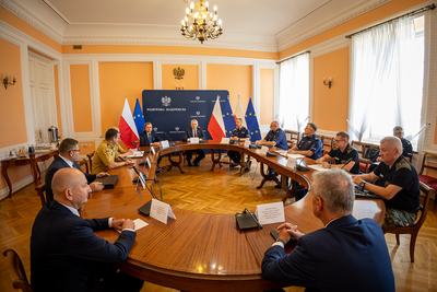 Uczestnicy odprawy szefów służb z MSWiA siedzą przy stole. Uczestnicy odprawy szefów służb z MSWiA siedzą przy stole.