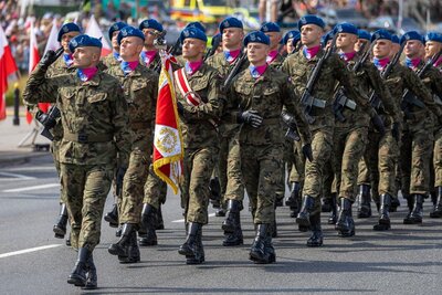 Żołnierze podczas defilady w trakcie obchodów Święta Wojska Polskiego Żołnierze podczas defilady w trakcie obchodów Święta Wojska Polskiego