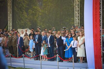 Uczestnicy obchodów Święta Wojska Polskiego stoją na trybunie Uczestnicy obchodów Święta Wojska Polskiego stoją na trybunie