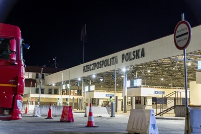 Fragment infrastruktury przejścia granicznego z napisem Rzeczpospolita Polska, znak kontrola graniczna i przód samochodu ciężarowego Fragment infrastruktury przejścia granicznego z napisem Rzeczpospolita Polska, znak kontrola graniczna i przód samochodu ciężarowego