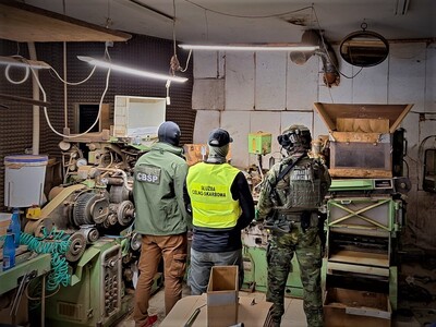 Funkcjonariusze Straży Granicznej, Służby Celno-Skarbowej i Centralnego Biura Śledczego Policji wewnątrz nielegalnej fabryki tytoniu Funkcjonariusze Straży Granicznej, Służby Celno-Skarbowej i Centralnego Biura Śledczego Policji wewnątrz nielegalnej fabryki tytoniu