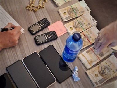 Telefony, gotówka, złoty łańcuch i plastikowa butelka Telefony, gotówka, złoty łańcuch i plastikowa butelka