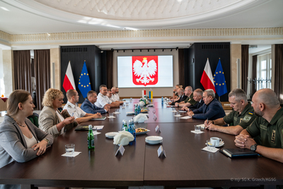 Przedstawiciele ukraińskiej i polskiej służby granicznej siedzą przy stole konferencyjnym Przedstawiciele ukraińskiej i polskiej służby granicznej siedzą przy stole konferencyjnym