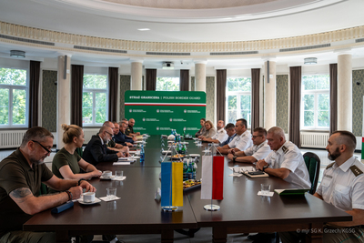 Przedstawiciele ukraińskiej i polskiej służby granicznej siedzą przy stole konferencyjnym Przedstawiciele ukraińskiej i polskiej służby granicznej siedzą przy stole konferencyjnym