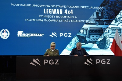 Zastępca Komendanta Głównego Straży Granicznej gen. bryg. SG Wioleta Gorzkowska podczas podpisywania umowy na specjalny pojazd opancerzony Zastępca Komendanta Głównego Straży Granicznej gen. bryg. SG Wioleta Gorzkowska podczas podpisywania umowy na specjalny pojazd opancerzony