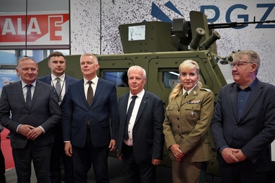 Zastępca Komendanta Głównego SG, Minister SWiA oraz inni uczestnicy 32. Międzynarodowego Salonu Przemysłu Obronnego MSPO w Kielcach na tle pojazdu opancerzonego Zastępca Komendanta Głównego SG, Minister SWiA oraz inni uczestnicy 32. Międzynarodowego Salonu Przemysłu Obronnego MSPO w Kielcach na tle pojazdu opancerzonego