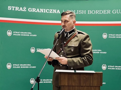 Funkcjonariusz w mundurze Korpusu Ochrony Pogranicza Funkcjonariusz w mundurze Korpusu Ochrony Pogranicza