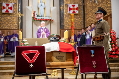 Funkcjonariusze Straży Granicznej przy odznaczeniach i trumnie ze szczątkami gen. dyw. Kruszewskiego w Katedrze Polowej WP fot. MSWiA. Funkcjonariusze Straży Granicznej przy odznaczeniach i trumnie ze szczątkami gen. dyw. Kruszewskiego w Katedrze Polowej WP fot. MSWiA.