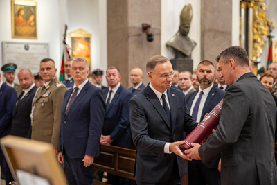 Prezydent RP przekazuje akt mianowania członkom rodziny gen. Kruszewskiego podczas mszy pogrzebowej w Katedrze Polowej Wojska Polskiego. Prezydent RP przekazuje akt mianowania członkom rodziny gen. Kruszewskiego podczas mszy pogrzebowej w Katedrze Polowej Wojska Polskiego.