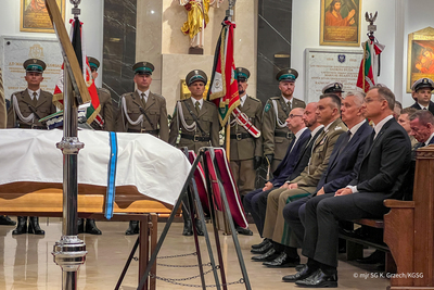 Uczestnicy mszy pogrzebowej w Katedrze Polowej Wojska Polskiego. Uczestnicy mszy pogrzebowej w Katedrze Polowej Wojska Polskiego.