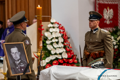 Zdjęcie generała Kruszewskiego i dwóch funkcjonariuszy w umundurowani Korpusu Ochrony Pogranicza. Zdjęcie generała Kruszewskiego i dwóch funkcjonariuszy w umundurowani Korpusu Ochrony Pogranicza.