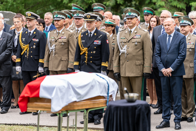 Uczestnicy ponownego pochówku gen. Kruszewskiego na Cmentarzu Wojskowym na Powązkach Uczestnicy ponownego pochówku gen. Kruszewskiego na Cmentarzu Wojskowym na Powązkach