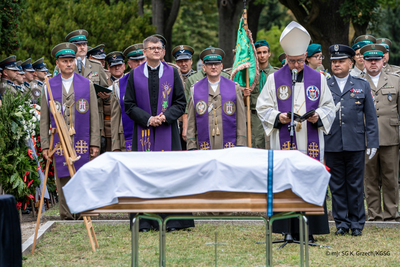 Biskup polowy Wojska Polskiego odmawia modlitwę nad trumną gen. Kruszewskiego. Biskup polowy Wojska Polskiego odmawia modlitwę nad trumną gen. Kruszewskiego.
