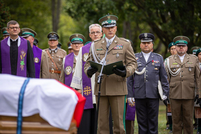 Komendant Główny Straży Granicznej przemawia podczas uroczystości na Cmentarzu Wojskowym na Powązkach . Fot. MSWiA Komendant Główny Straży Granicznej przemawia podczas uroczystości na Cmentarzu Wojskowym na Powązkach . Fot. MSWiA
