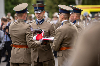 Funkcjonariusze Straży Granicznej w umundurowaniu historycznym Korpusu Ochrony Pogranicza składają flagę państwową. Fot. MSWIA Funkcjonariusze Straży Granicznej w umundurowaniu historycznym Korpusu Ochrony Pogranicza składają flagę państwową. Fot. MSWIA