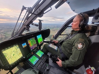 Pilot Straży Granicznej w śmigłowcu. Fot. Biuro Lotnictwa SG Pilot Straży Granicznej w śmigłowcu.